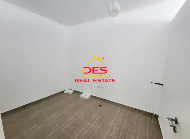 Vlore, jepet me qera apartament 2+1+Ballkon Kati 9, 90 m² 250 € (Rruga Gjergj Kastrioti)