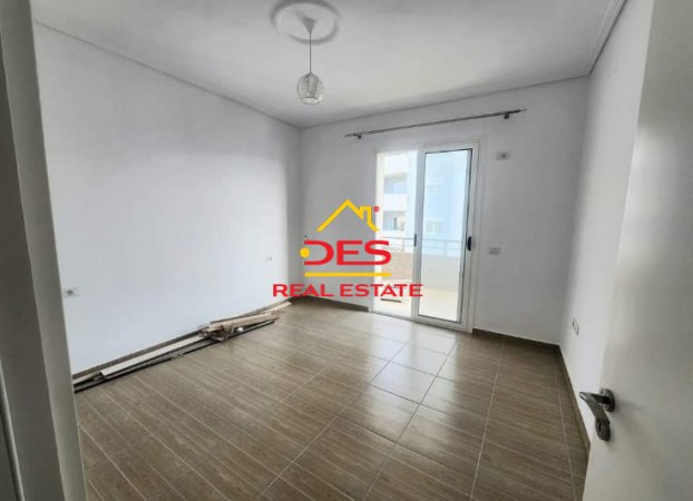 Vlore, jepet me qera apartament 2+1+Ballkon Kati 9, 90 m² 250 € (Rruga Gjergj Kastrioti)