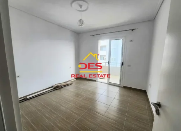 Vlore, jepet me qera apartament 2+1+Ballkon Kati 9, 90 m² 250 € (Rruga Gjergj Kastrioti)