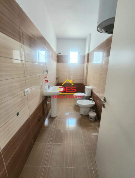 Vlore, jepet me qera apartament 2+1+Ballkon Kati 9, 90 m² 250 € (Rruga Gjergj Kastrioti)