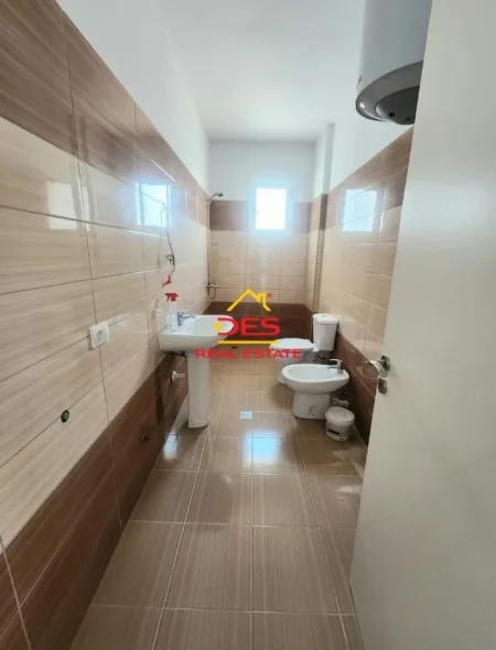 Vlore, jepet me qera apartament 2+1+Ballkon Kati 9, 90 m² 250 € (Rruga Gjergj Kastrioti)