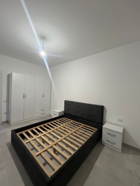 Tirane, jepet me qera apartament 1+1 Kati 4, 65 m² 500 € (kompleksi asl)