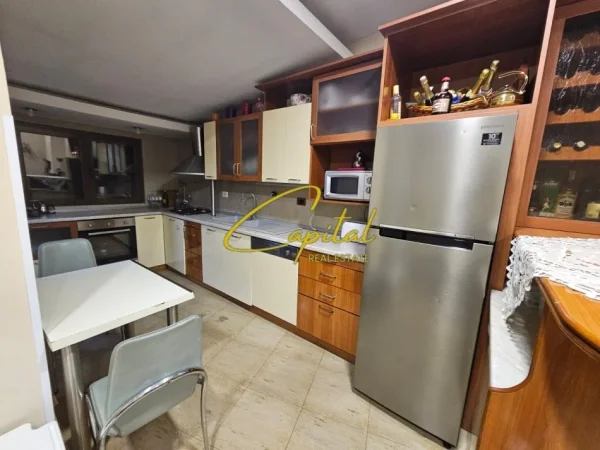 Tirane, jepet me qera apartament 1+1 Kati 3, 120 m² 750 € (QENDER)