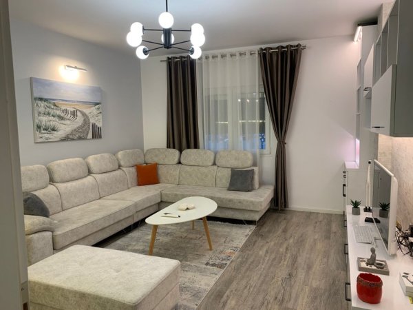 Tirane, jepet me qera apartament 2+1+Ballkon Kati 3, 80 m² 1.000 € (Rruga Reshit Petrela)