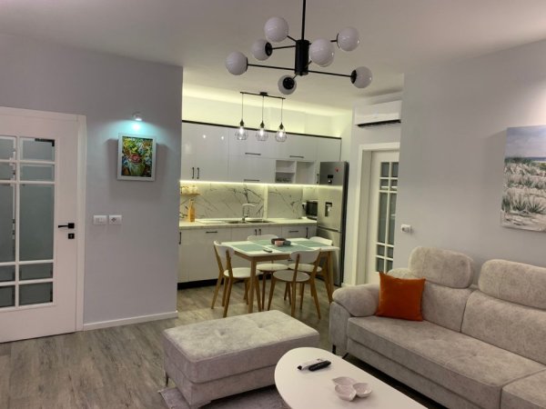 Tirane, jepet me qera apartament 2+1+Ballkon Kati 3, 80 m² 1.000 € (Rruga Reshit Petrela)