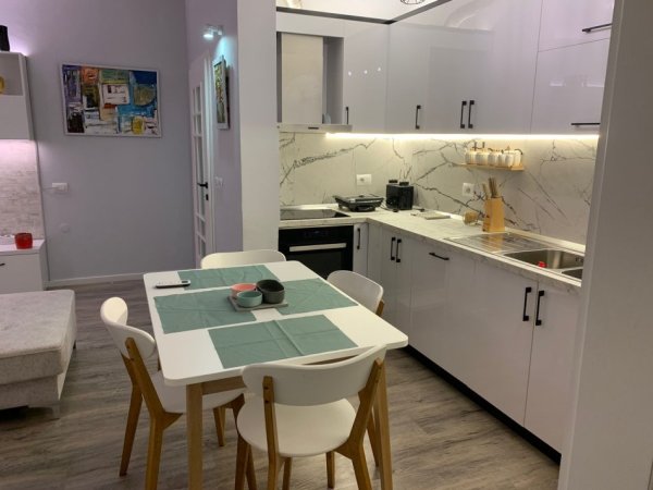 Tirane, jepet me qera apartament 2+1+Ballkon Kati 3, 80 m² 1.000 € (Rruga Reshit Petrela)