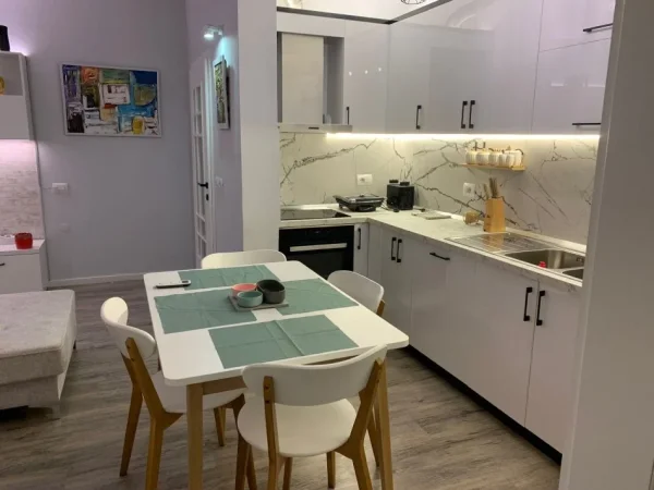 Tirane, jepet me qera apartament 2+1+Ballkon Kati 3, 80 m² 1.000 € (Rruga Reshit Petrela)
