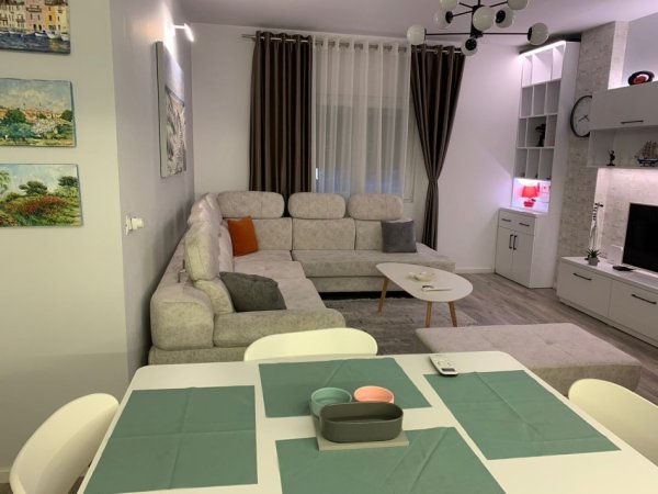 Tirane, jepet me qera apartament 2+1+Ballkon Kati 3, 80 m² 1.000 € (Rruga Reshit Petrela)
