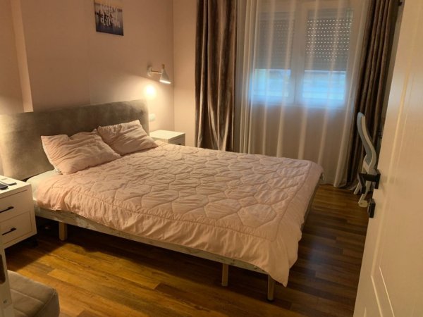 Tirane, jepet me qera apartament 2+1+Ballkon Kati 3, 80 m² 1.000 € (Rruga Reshit Petrela)