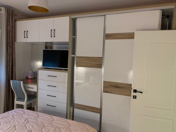 Tirane, jepet me qera apartament 2+1+Ballkon Kati 3, 80 m² 1.000 € (Rruga Reshit Petrela)