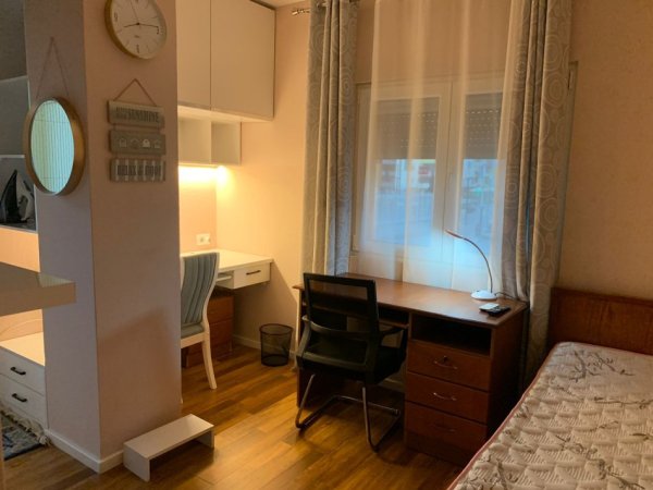 Tirane, jepet me qera apartament 2+1+Ballkon Kati 3, 80 m² 1.000 € (Rruga Reshit Petrela)