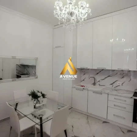 Tirane, jepet me qera apartament 1+1+Ballkon Kati 6, 65 m² 800 € (Rruga e Kavajes)