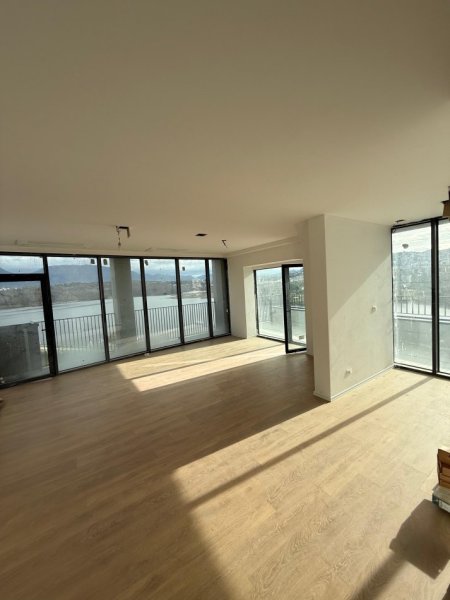 Tirane, jepet me qera apartament 3+1+Ballkon Kati 3, 215 m² 2.500 € (Lake View Residence)