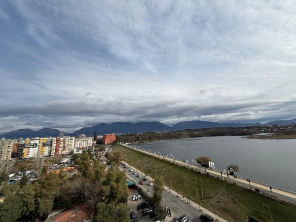 Tirane, jepet me qera apartament 3+1+Ballkon Kati 3, 215 m² 2.500 € (Lake View Residence)
