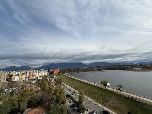 Tirane, jepet me qera apartament 3+1+Ballkon Kati 3, 215 m² 2.500 € (Lake View Residence)