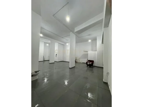 Tirane, jepet me qera ambjent biznesi Kati 0, 100 m² 1.000 € 