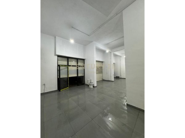 Tirane, jepet me qera ambjent biznesi Kati 0, 100 m² 1.000 € 