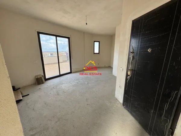 Vlore, shitet apartament+verande | Penthouse 2+1+Ballkon Kati 9, 75 m² 125.000 € (Rruga 7 Nëntori)