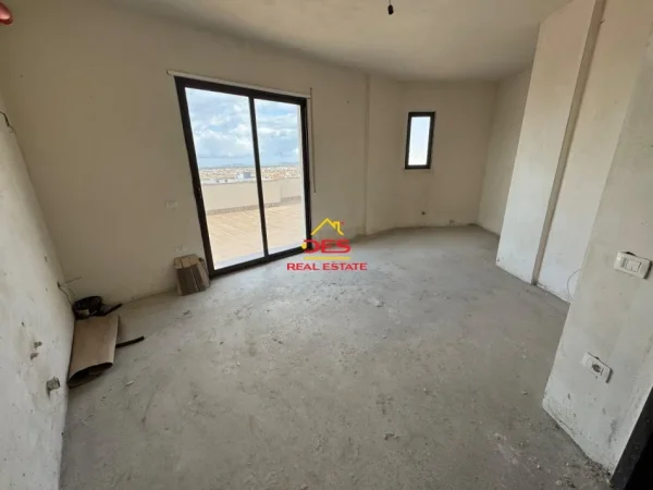 Vlore, shitet apartament+verande | Penthouse 2+1+Ballkon Kati 9, 75 m² 125.000 € (Rruga 7 Nëntori)