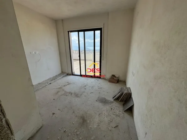 Vlore, shitet apartament+verande | Penthouse 2+1+Ballkon Kati 9, 75 m² 125.000 € (Rruga 7 Nëntori)