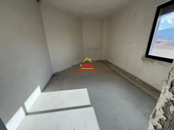 Vlore, shitet apartament+verande | Penthouse 2+1+Ballkon Kati 9, 75 m² 125.000 € (Rruga 7 Nëntori)