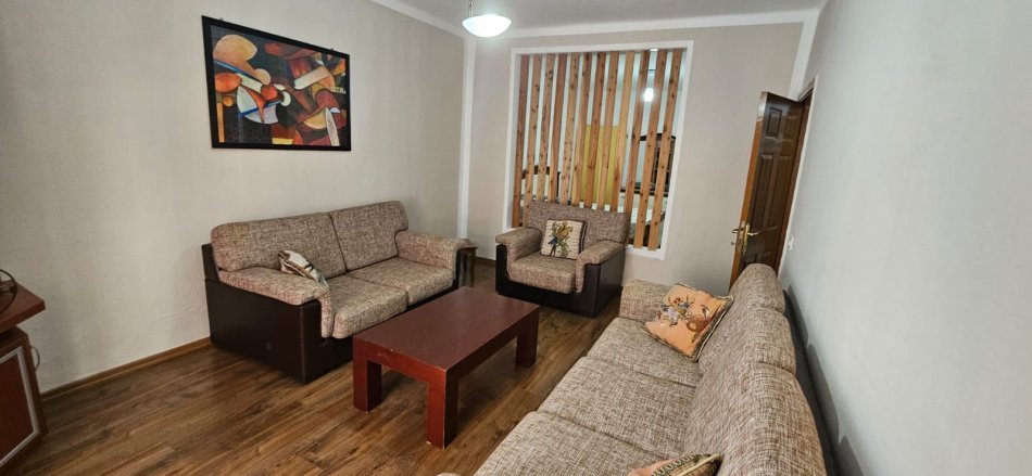 Tirane, jepet me qera apartament 1+1 , 65 m² 500 € (Bllok Tirane)