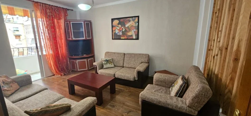 Tirane, jepet me qera apartament 1+1 , 65 m² 500 € (Bllok Tirane)