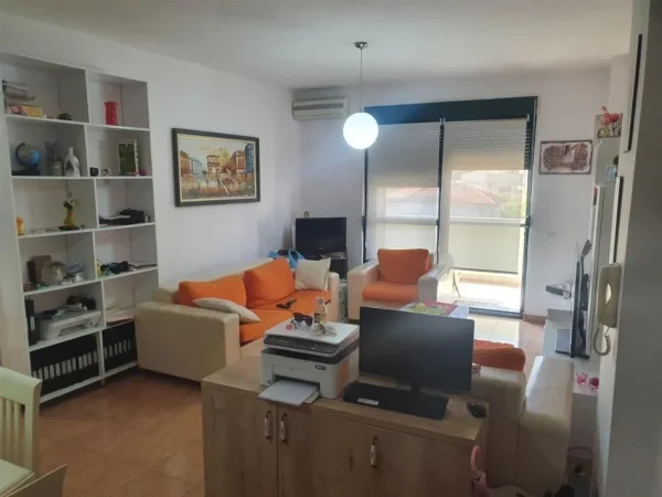 Tirane, jepet me qera apartament 2+1+Ballkon Kati 3, 90 m² 560 € (Pazari i ri tek Zyrat e Punes pas Ministrise se Jashtme)