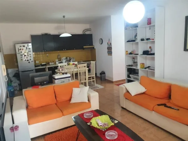 Tirane, jepet me qera apartament 2+1+Ballkon Kati 3, 90 m² 560 € (Pazari i ri tek Zyrat e Punes pas Ministrise se Jashtme)
