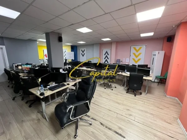 Tirane, jepet me qera zyre Kati 1, 515 m² 7.000 € (SELVIA)