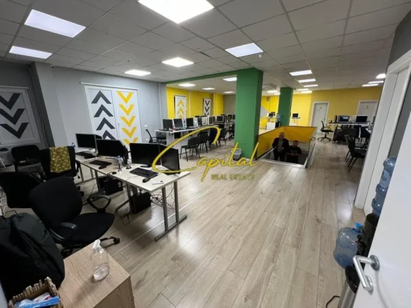 Tirane, jepet me qera zyre Kati 1, 515 m² 7.000 € (SELVIA)