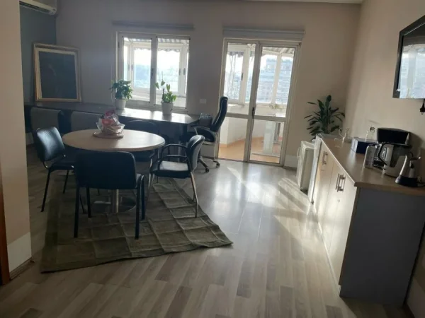 Tirane, jepet me qera apartament 2+1+Ballkon Kati 7, 130 m² 1.300 € (Bllok, Sky Tower)