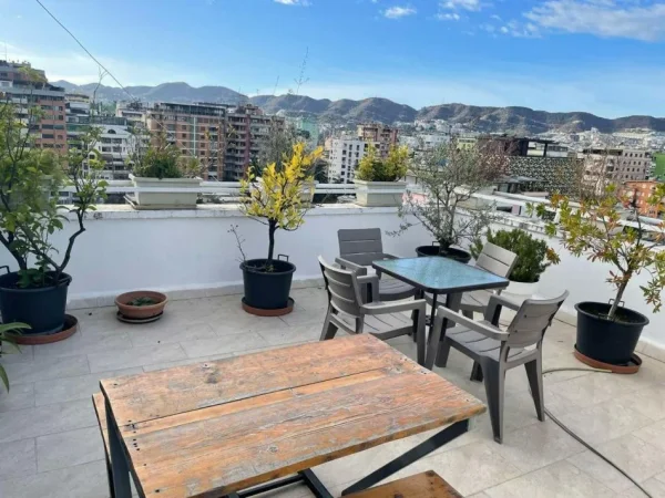 Tirane, jepet me qera apartament 2+1+Ballkon Kati 7, 130 m² 1.300 € (Bllok, Sky Tower)