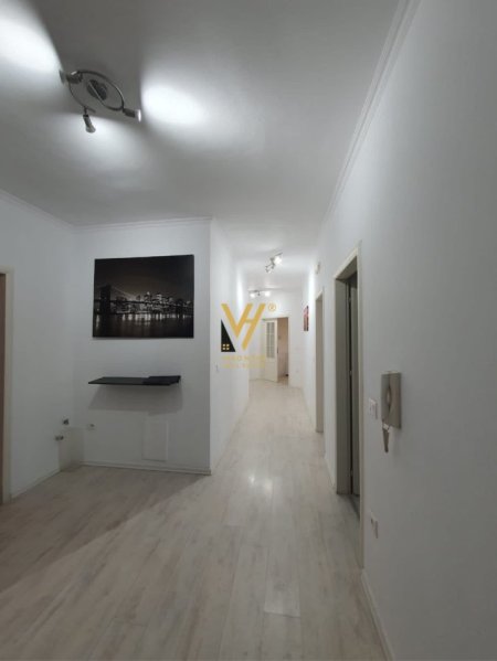 Tirane, jepet me qera apartament 3+1+Ballkon Kati 6, 160 m² 650 € (KOMUNA E PARISIT)