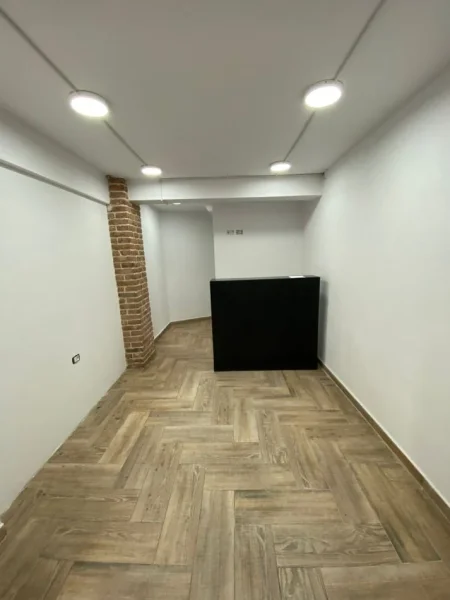 Tirane, jepet me qera dyqan Kati 0, 55 m² 500 € (Rruga e Durresit)