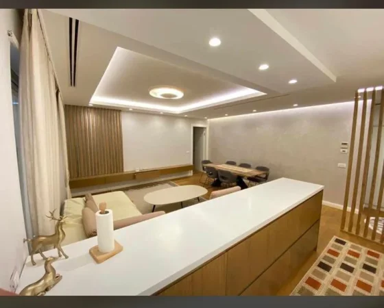 Tirane, jepet me qera apartament 2+1+Ballkon Kati 5, 122 m² 1.250 € (Kompleksi Delijorgji)