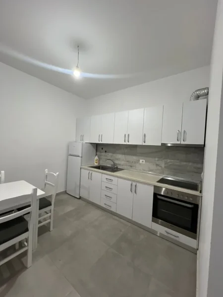 Tirane, jepet me qera apartament 1+1 , 60 m² 500 € (OXHAKU,KOMPLEKSI ASL)