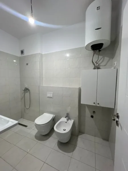Tirane, jepet me qera apartament 1+1 , 60 m² 500 € (OXHAKU,KOMPLEKSI ASL)