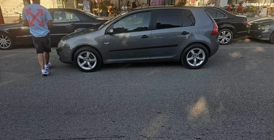 Tirane, shitet makine Golf 5 Nafte, manuale Kondicioner 277.500 km 4.000 €