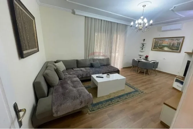 Tirane, jepet me qera apartament 2+1+Ballkon Kati 4, 88 m² 600 € (Pazari i Ri)