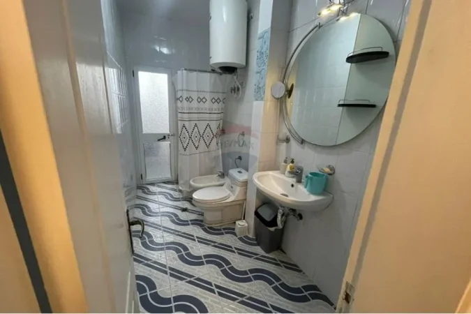 Tirane, jepet me qera apartament 2+1+Ballkon Kati 4, 88 m² 600 € (Pazari i Ri)