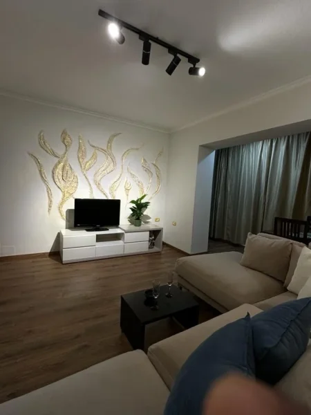 Tirane, jepet me qera apartament Kati 1, 100 m² 600 € (ish Stacioni Trenit prane Mullirit)