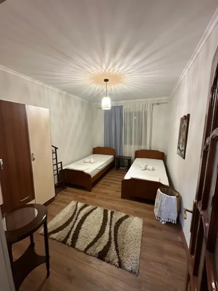 Tirane, jepet me qera apartament Kati 1, 100 m² 600 € (ish Stacioni Trenit prane Mullirit)