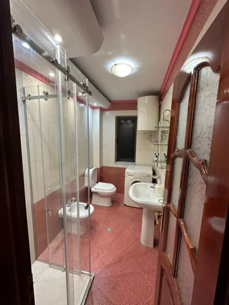 Tirane, jepet me qera apartament Kati 1, 100 m² 600 € (ish Stacioni Trenit prane Mullirit)