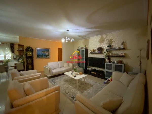 Vlore, jepet me qera apartament 3+1+Ballkon Kati 7, 153 m² 600 € (Rruga Sadik Zotaj)