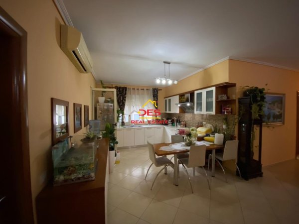 Vlore, jepet me qera apartament 3+1+Ballkon Kati 7, 153 m² 600 € (Rruga Sadik Zotaj)