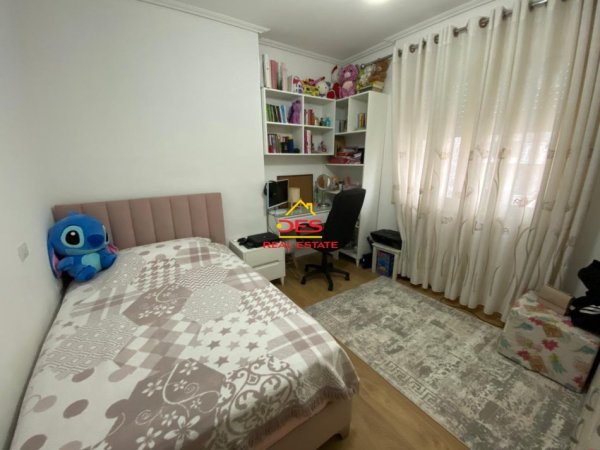 Vlore, jepet me qera apartament 3+1+Ballkon Kati 7, 153 m² 600 € (Rruga Sadik Zotaj)