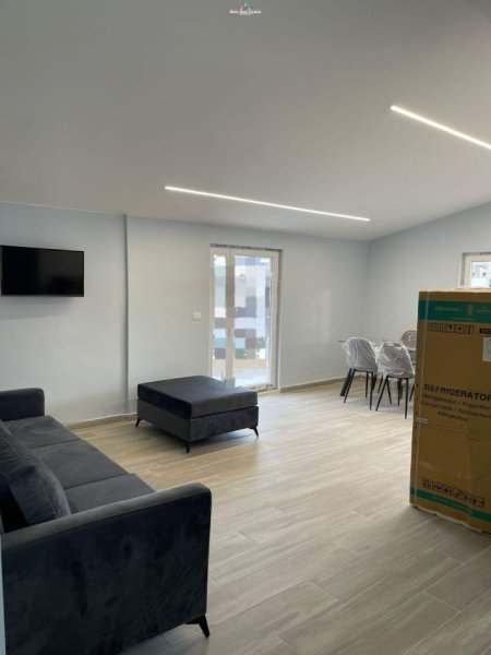 Tirane, jepet me qera Vile 1+1+Ballkon Kati 5, 68 m² 450 € (rruga e kavajes)
