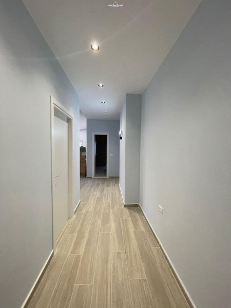 Tirane, jepet me qera Vile 1+1+Ballkon Kati 5, 68 m² 450 € (rruga e kavajes)