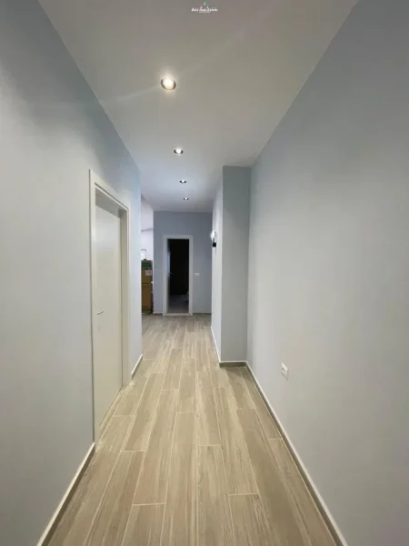 Tirane, jepet me qera Vile 1+1+Ballkon Kati 5, 68 m² 450 € (rruga e kavajes)
